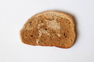 Dilimlenmiş çavdar ekmeği kalıpla kaplanmış.