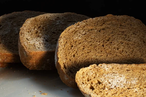 Нарезанный ржаной хлеб, покрытый плесенью . — стоковое фото