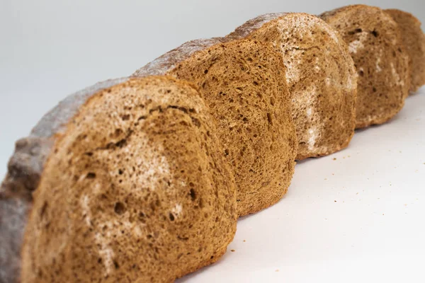 Plasterki chleb żytni pokryte pleśnią. — Zdjęcie stockowe