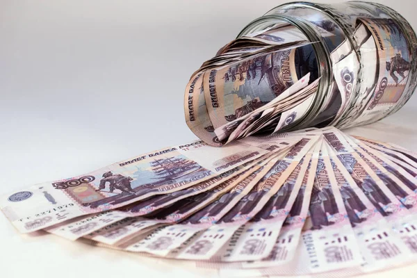 Banconote da cinquecento rubli su un tavolo bianco e in un bicchiere ja — Foto Stock