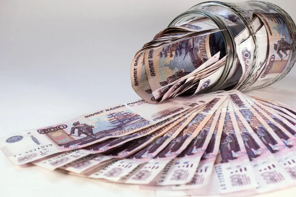 Beyaz bir masada ve bir cam ja beş yüz ruble banknotlar