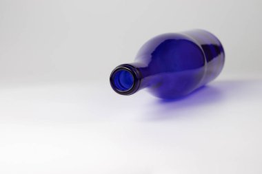 Masada boş mavi cam şişe.