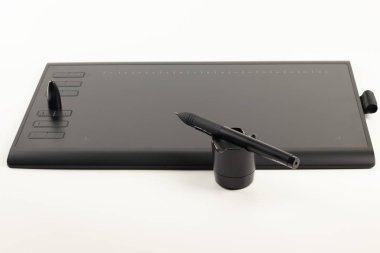 Beyaz arka plan üzerinde çizim için grafik tablet.