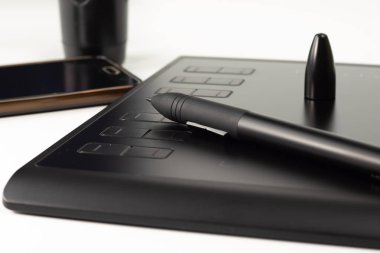 Çizim için grafik tablet ve beyaz bir backgroun üzerinde bir akıllı telefon