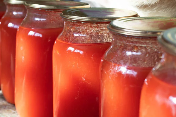 Frascos de vidro com suco de tomate . — Fotografia de Stock