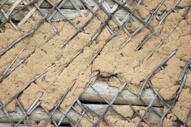 Eski duvar lath ile kaplı ve kil ile kaplıdır.