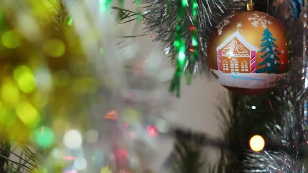 Palla di Natale appesa ad un albero sotto la decorazione . — Video Stock