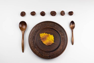 Tahta kaşık ve kestaneli kil tabak..