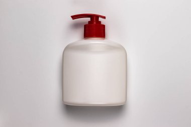 Jel, köpük veya sıvı sabun pompası, kırmızı kapaklı beyaz plastik şişe. kırpma yolu ile