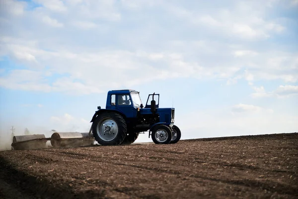 Сельскохозяйственные Работы Поле Черноземом Голубой Трактор Посев Сельской Местности Весной — стоковое фото