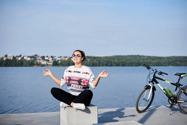 Set 2019 Ternopil Ucrânia Mulher Morena Jovem Vestindo Perneiras Pretas — Fotografia de Stock