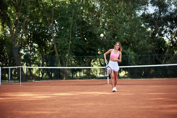 Jeune Femme Blonde Vêtue Haut Rose Une Jupe Blanche Baskets — Photo