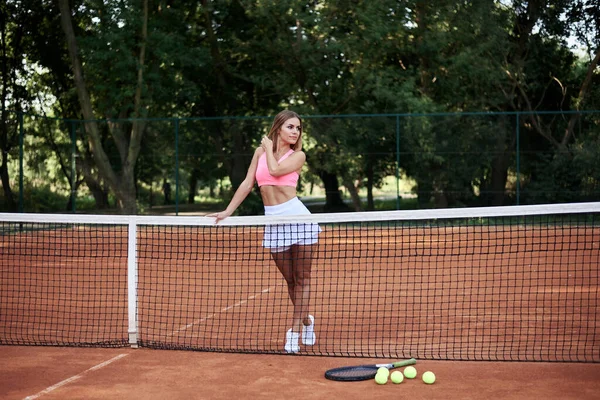Молода Блондинка Одягнена Рожеву Верхню Білу Спідницю Кросівки Спирається Тенісну — стокове фото