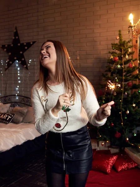 Νεαρή Μελαχρινή Γυναίκα Κρατώντας Sparklers Χαμογελώντας Γιορτάζοντας Νέο Έτος Στο — Φωτογραφία Αρχείου