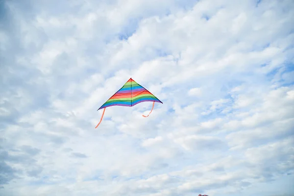 Kleurrijke Levendige Regenboog Vlieger Vliegen Lichtblauwe Bewolkte Hemel Zomer Familie — Stockfoto