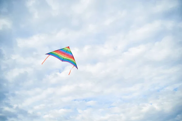 Färgglada Levande Regnbåge Drake Flyger Ljusblå Molnig Himmel Sommaren Fritidsaktiviteter — Stockfoto