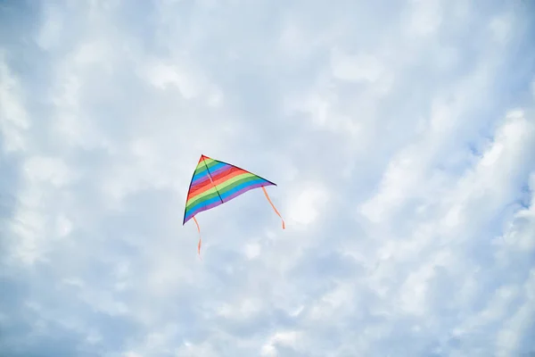 Kleurrijke Levendige Regenboog Vlieger Vliegen Lichtblauwe Bewolkte Hemel Zomer Familie — Stockfoto