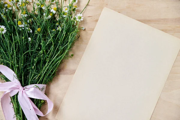 Pequeño Ramo Manzanillas Atado Con Cinta Rosa Hoja Papel Vintage — Foto de Stock