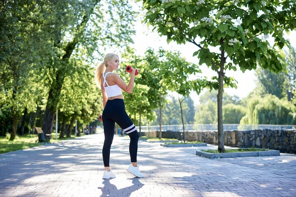 Junge Blonde Frau Mit Weißem Top Und Schwarzen Leggings Macht — Stockfoto