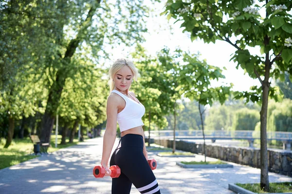 Junge Blonde Frau Mit Weißem Top Und Schwarzen Leggings Macht — Stockfoto