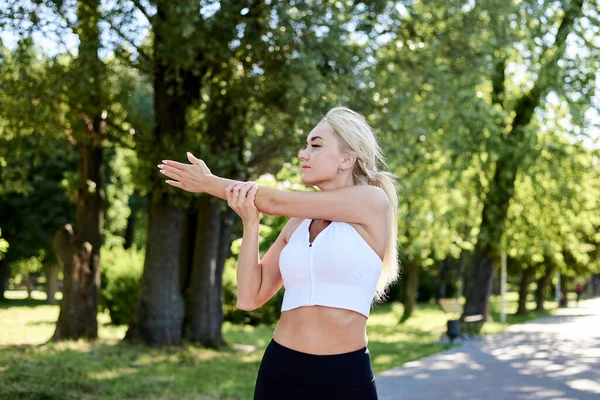 Junge Blonde Frau Mit Weißem Top Und Schwarzen Leggings Macht — Stockfoto