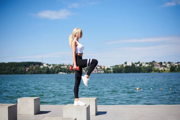 Joven Mujer Rubia Forma Con Leggins Negros Parte Superior Blanca — Foto de Stock