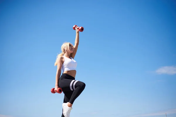 Junge Blonde Durchtrainierte Frau Schwarzen Leggings Und Weißem Oberteil Die — Stockfoto