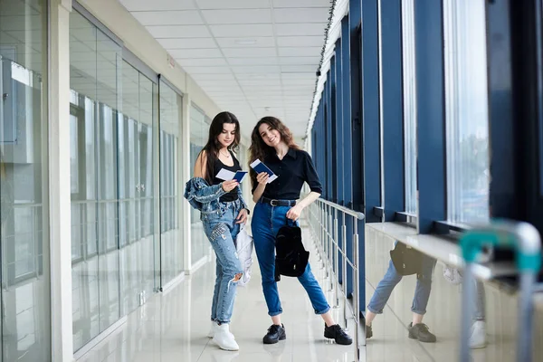 Deux Jeunes Filles Brunes Debout Dans Couloir Aéroport Léger Avec — Photo