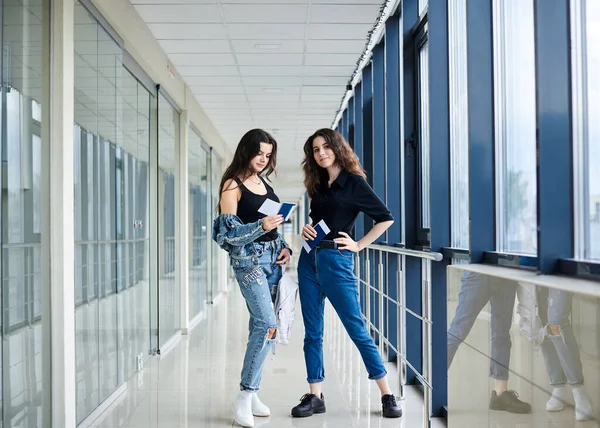 Due Giovani Ragazze Brune Piedi Nel Corridoio Dell Aeroporto Leggero — Foto Stock