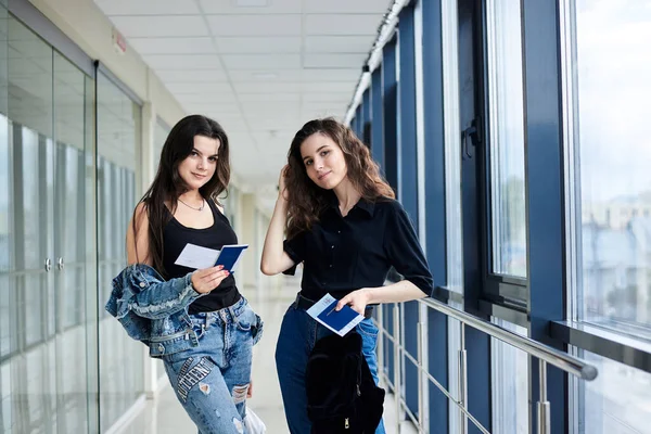 Dos Chicas Morenas Jóvenes Pie Pasillo Del Aeropuerto Luz Con — Foto de Stock