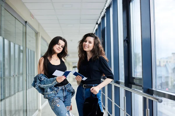 Due Giovani Ragazze Brune Piedi Nel Corridoio Dell Aeroporto Leggero — Foto Stock