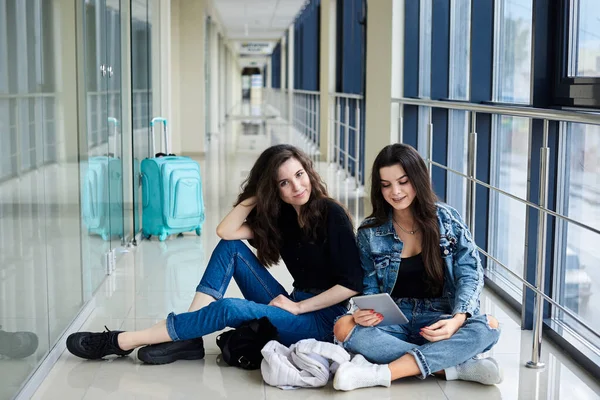 Due Giovani Ragazze Brune Sedute Piano Nel Corridoio Dell Aeroporto — Foto Stock