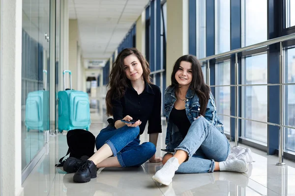 Two Young Brunette Girls Sitting Floor Light Airport Hallway Luggage — Stock Photo, Image