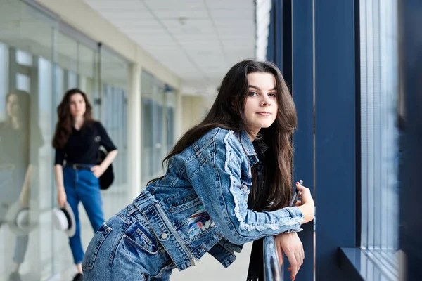 Giovane Ragazza Bruna Indossa Abiti Casual Jeans Appoggiata Alla Ringhiera — Foto Stock