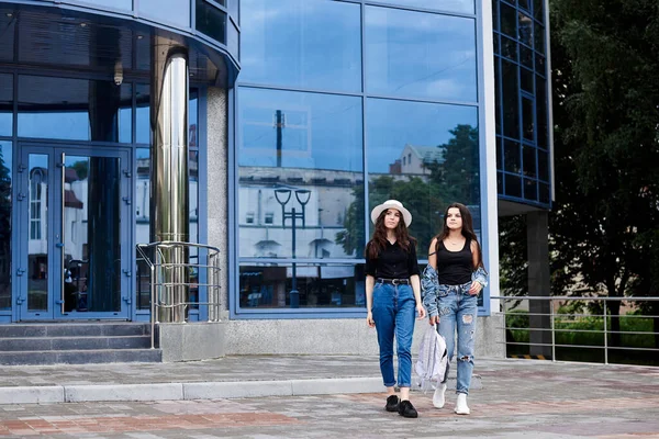 Duas Jovens Morenas Vestindo Trajes Jeans Casuais Andando Frente Edifício — Fotografia de Stock