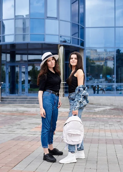 Twee Jonge Brunette Meisjes Casual Jeans Kleding Staande Voor Een — Stockfoto