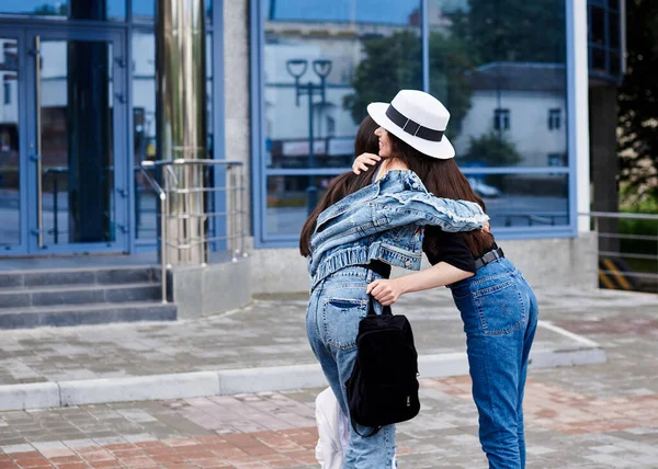 Genç Esmer Kız Günlük Kot Giyiyorlar Mavi Cam Binanın Önünde — Stok fotoğraf