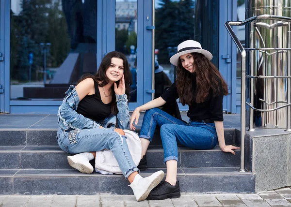 Genç Esmer Kız Günlük Kotlar Giyiyorlar Mavi Modern Cam Binanın — Stok fotoğraf