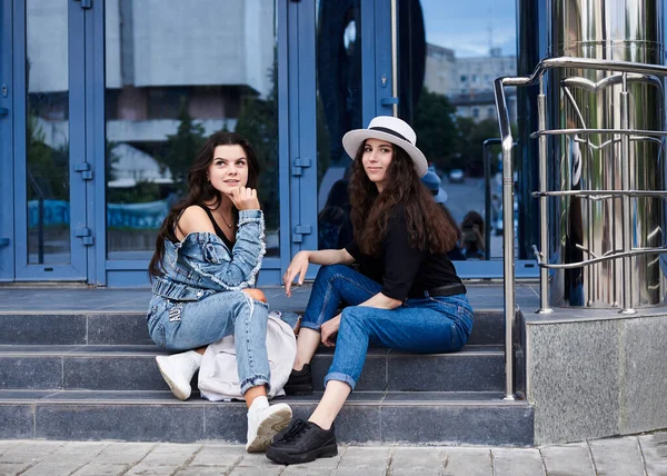 Dos Chicas Morenas Jóvenes Con Atuendo Casual Vaqueros Sentadas Las —  Fotos de Stock
