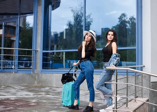 Genç Esmer Kız Günlük Kot Giyiyorlar Mavi Modern Cam Binanın — Stok fotoğraf
