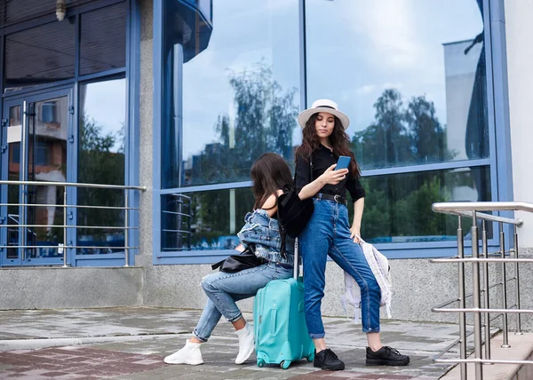 Duas Jovens Morenas Vestindo Trajes Jeans Casuais Com Bagagem Hortelã — Fotografia de Stock