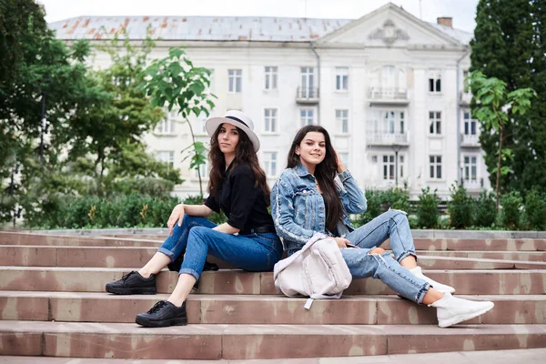 Duas Jovens Morenas Vestindo Roupas Jeans Casuais Segurando Pequenas Mochilas — Fotografia de Stock