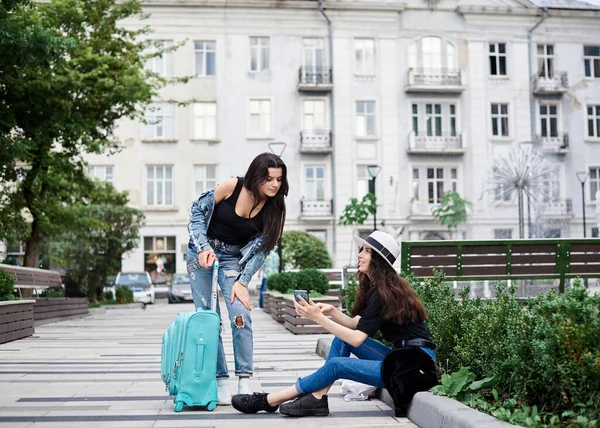 Genç Esmer Kız Günlük Kotlar Giyiyorlar Nane Rengi Bavulları Var — Stok fotoğraf