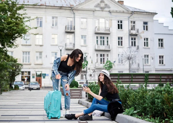 Duas Jovens Morenas Vestindo Roupas Jeans Casuais Com Bagagem Hortelã — Fotografia de Stock