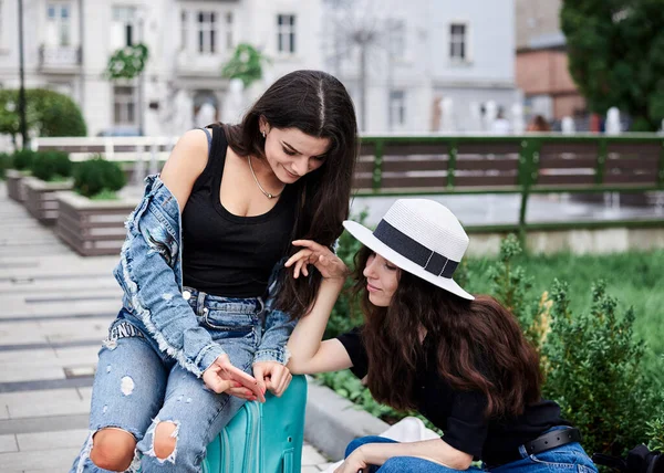 Due Giovani Ragazze Brune Vestite Con Jeans Casual Con Bagagli — Foto Stock