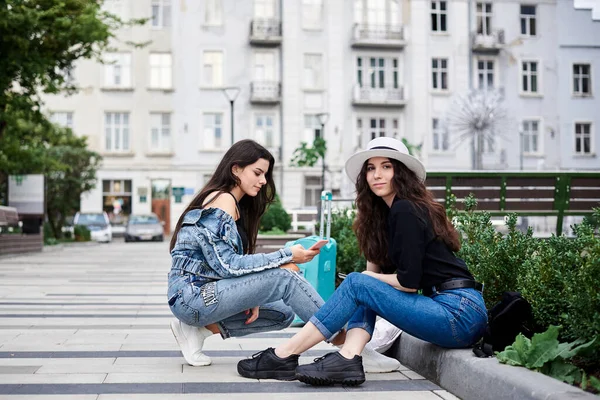 Genç Esmer Kız Günlük Kotlar Giyiyorlar Nane Rengi Bavulları Var — Stok fotoğraf