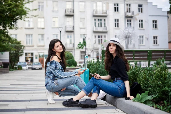 Two Young Brunette Girls Wearing Casual Jeans Clothes Mint Luggage — Stock Photo, Image