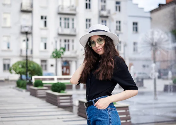 Young Brunette Woman Wearing Black Shirt Jeans White Hat Green — Stock Photo, Image