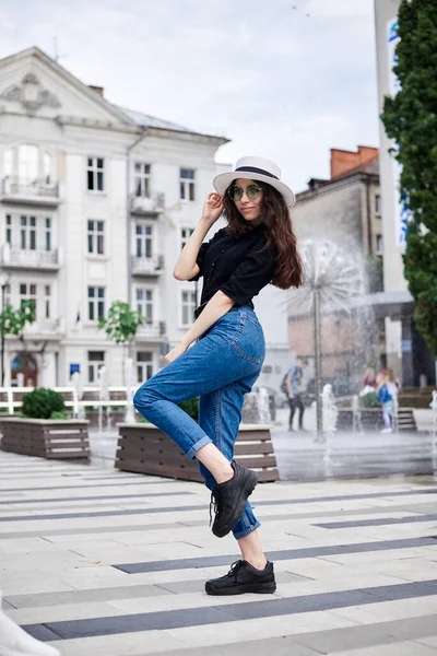 Mulher Morena Jovem Vestindo Camisa Preta Jeans Chapéu Branco Com — Fotografia de Stock