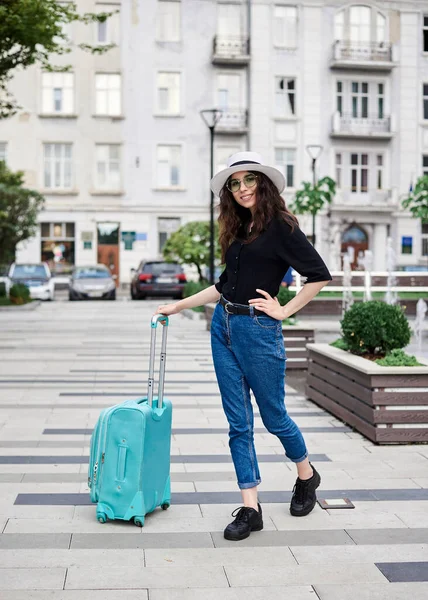 Junge Brünette Frau Schwarzes Hemd Jeans Und Weißer Hut Mit — Stockfoto